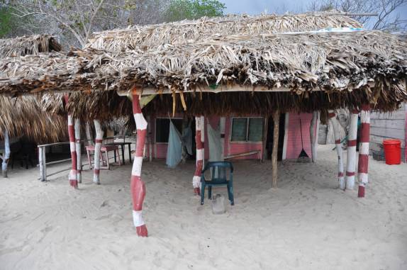 Nossa casa e nossas 'camas' (as redes com mosquiteiro) na Playa Blanca, em Baru, na Colômbia